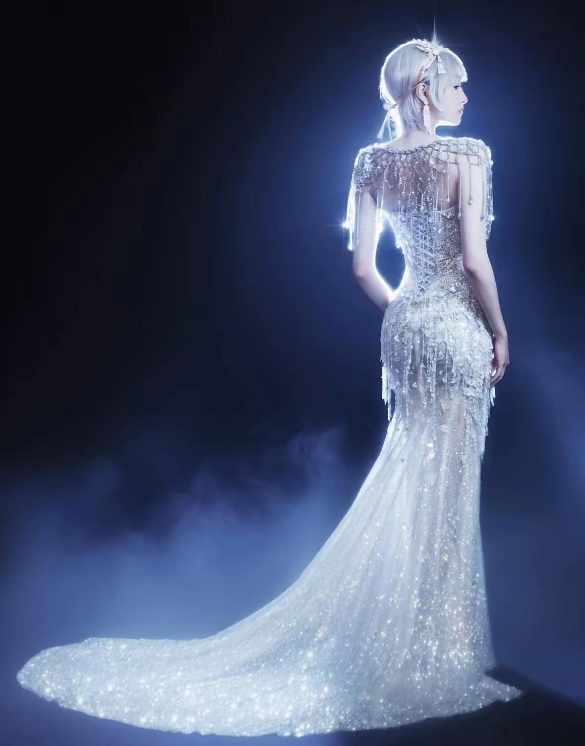 关晓彤这次在米兰真的是杀疯了，第一次看到她可以这么美，她一头银发搭配Prada碎