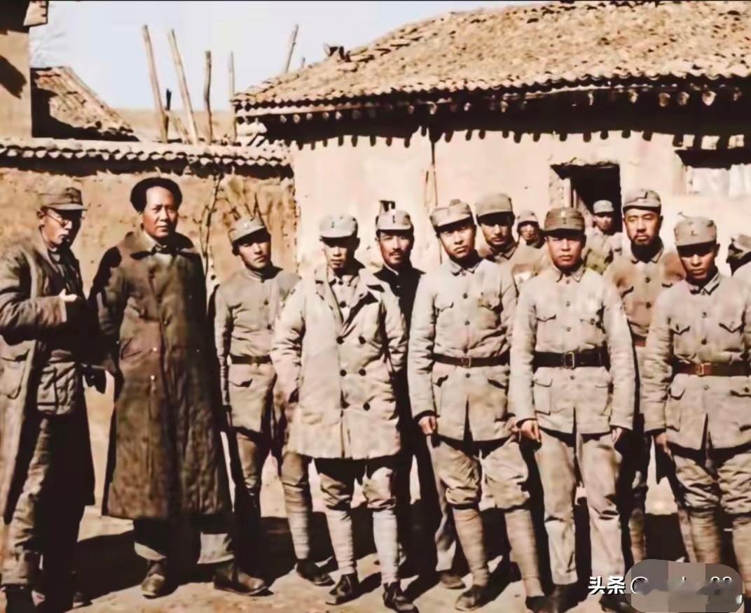 第一次见到这张照片看看这张照片，毛主席和他所领导的八路军将士的合影，他没有站在C