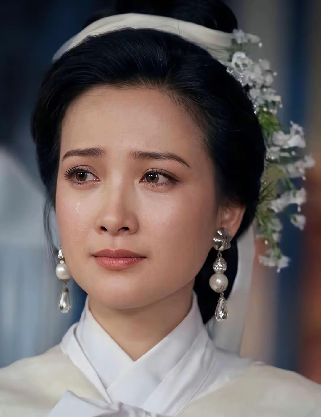 电视剧（三国演义）真的太好看了，剧中8位女演员实在太漂亮了。很多观众都说何晴