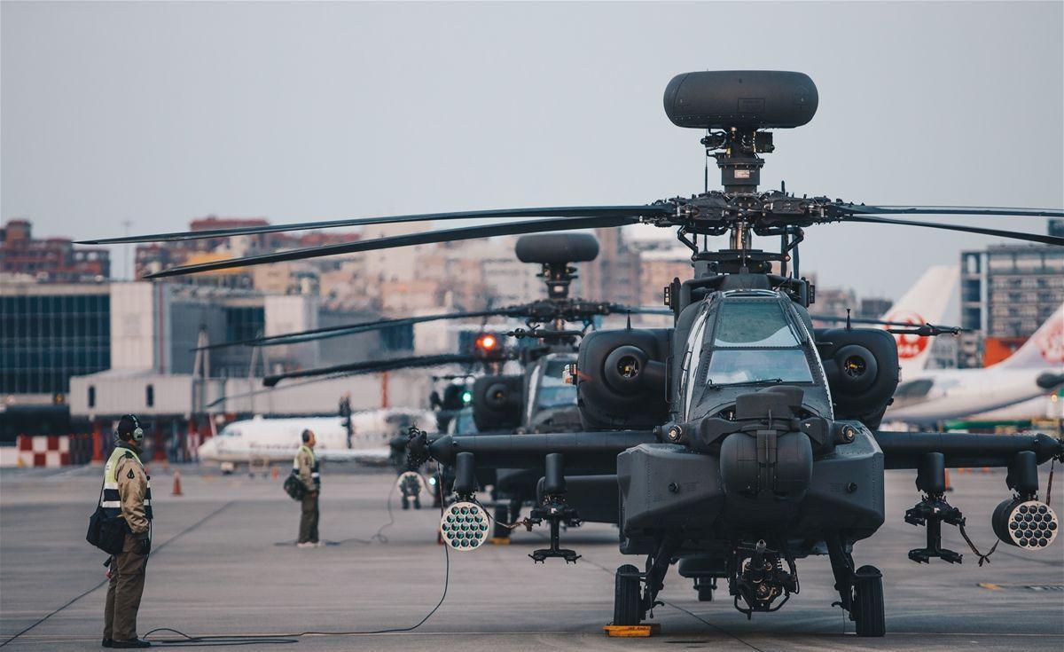 这不是美军的阿帕奇武装直升机，这是国产的直10T武装直升机，安装了雷达天线之后，