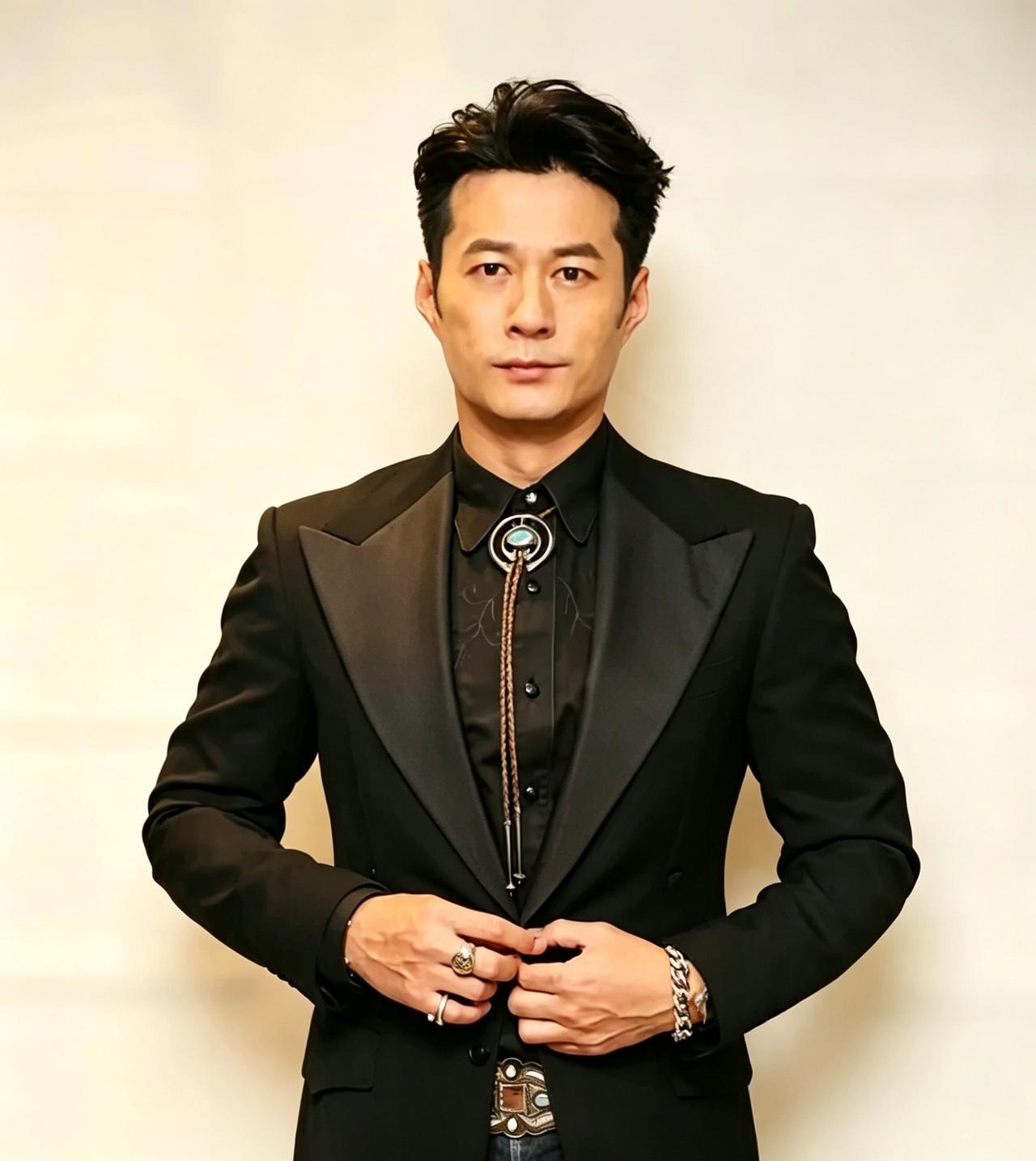我青岛那朋友，吃完谭凯饺子馆回来第一句话就是："这明星开店，咋比路边摊还实在