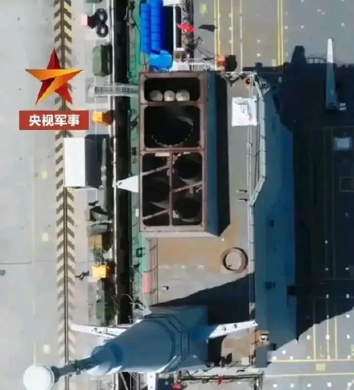 076“四川”舰是全球配备了电磁弹射和综合电力推进系统的两栖攻击舰。按照央视军事