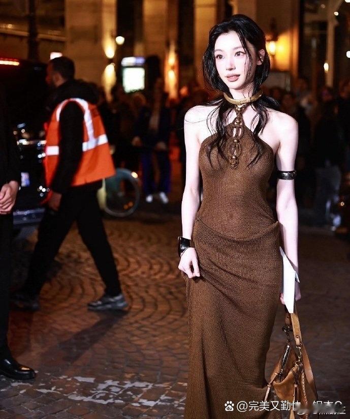 太喜欢易梦玲的这种自信状态了，比颜值更吸引人。