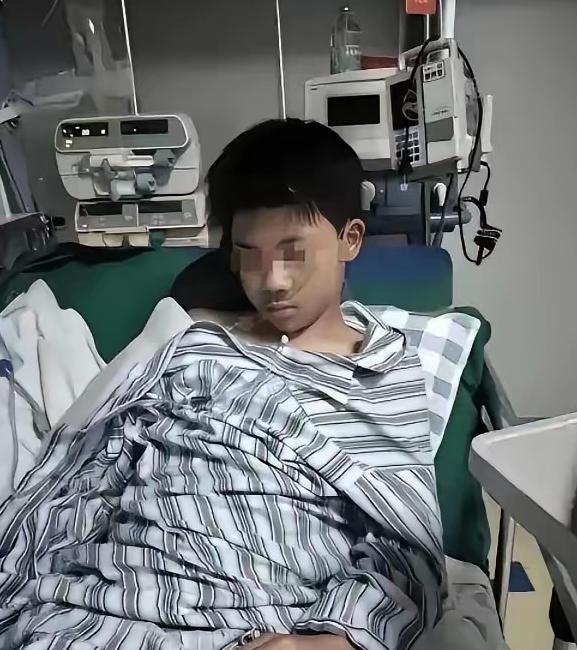 长途货运司机老张，一脚踹在儿子床沿上时，绝对想不到接下来那一幕。他16岁的儿子