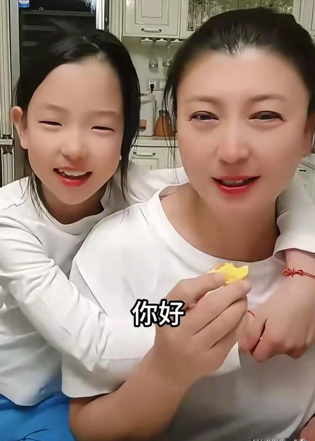 闫学晶那双眼睛，小得像条缝。但你盯着看三秒，不对劲——这弧度太精准了，眼皮褶子