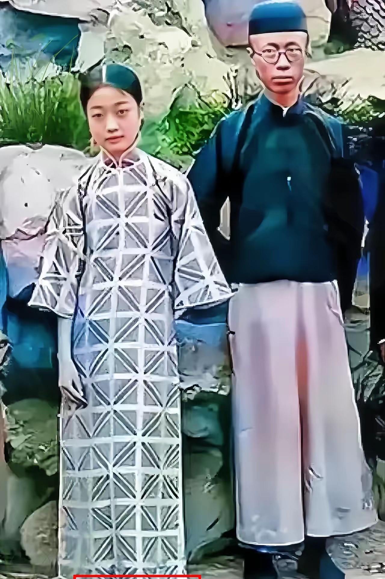 这是末代皇帝溥仪与婉容1942年在颐和园的一张合影照，能让现在的我们看到两人的真