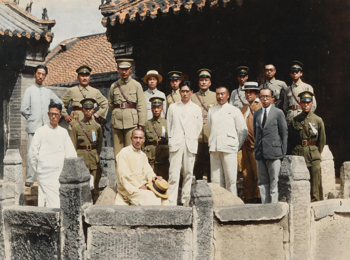 1929年夏，北伐统一后，蒋介石（前排坐者）携亲信从北平返南京途中，登泰山游览时