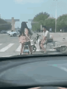 啥意思？我猜这个男的说我脑子有病，能把你的袜子给我吗？闻一下就好了！男朋友臭毛病