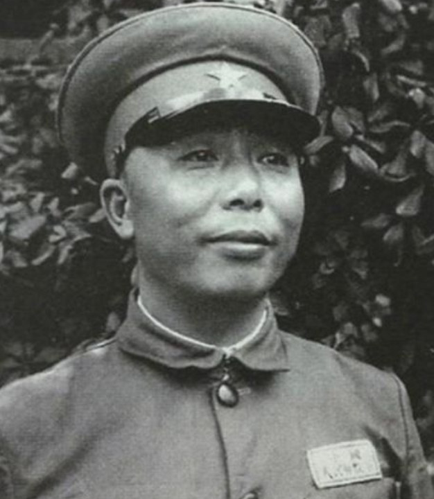 1949年，宋时轮受邀参加宴会，目光被一位身材较好的女子吸引。仔细一看，宋时轮顿