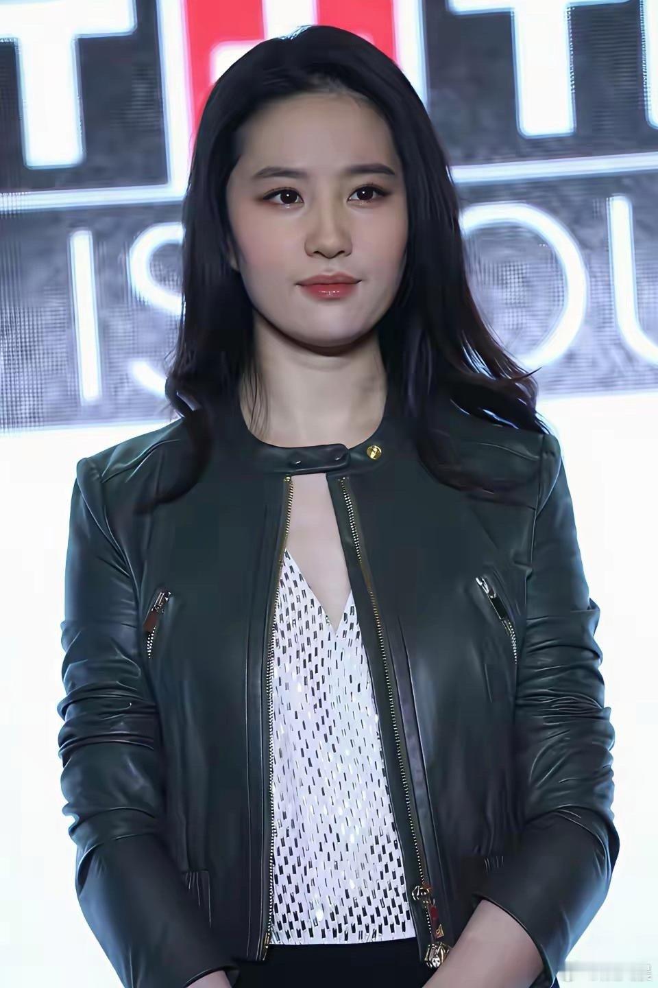 刘亦菲解锁小香风皮夹克造型，优雅与酷飒完美融合，气场拉满