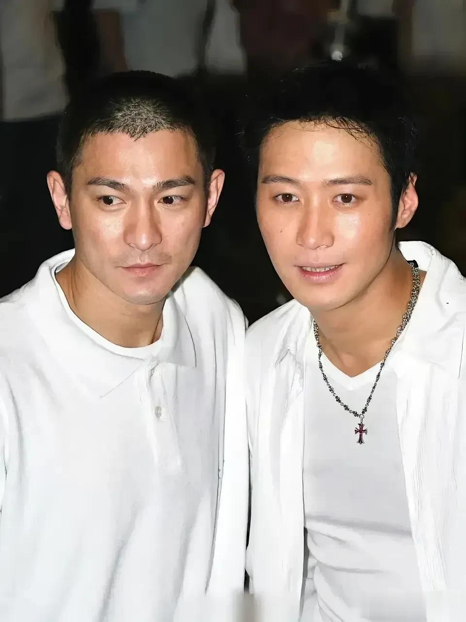 看看这一张照片，大家是不是觉得刘德华比黎明更加男人一些呢？刘德华五官分明，有