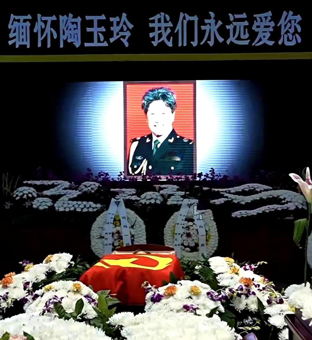 陶玉玲告别式，王骁一个举动戳痛人心。1月19日的八宝山，气氛肃穆，王骁一身