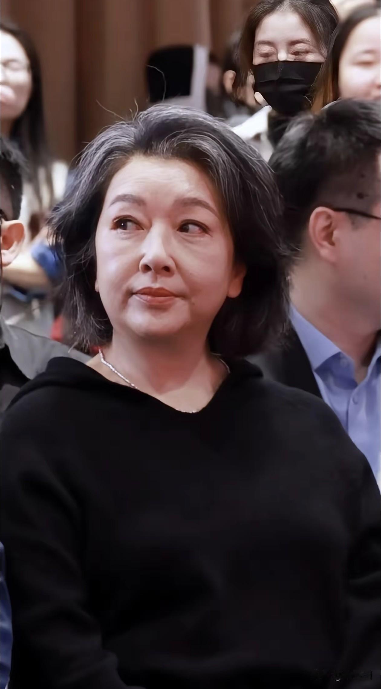 57岁江珊满头白发，穿着普通，脸上皱纹清清楚楚，真的让人有种“接地气”的感觉。