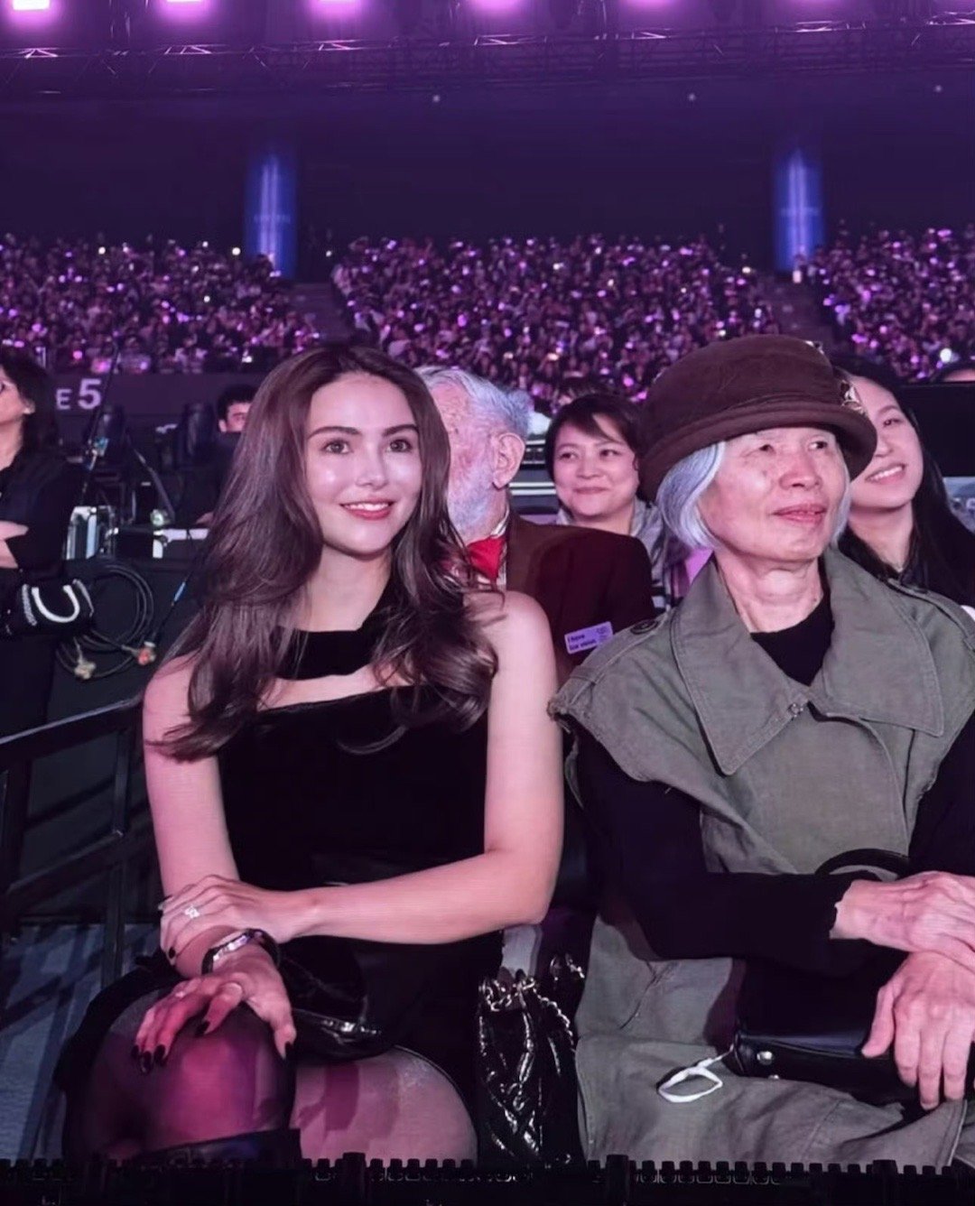 妈妈老婆都来听演唱会了