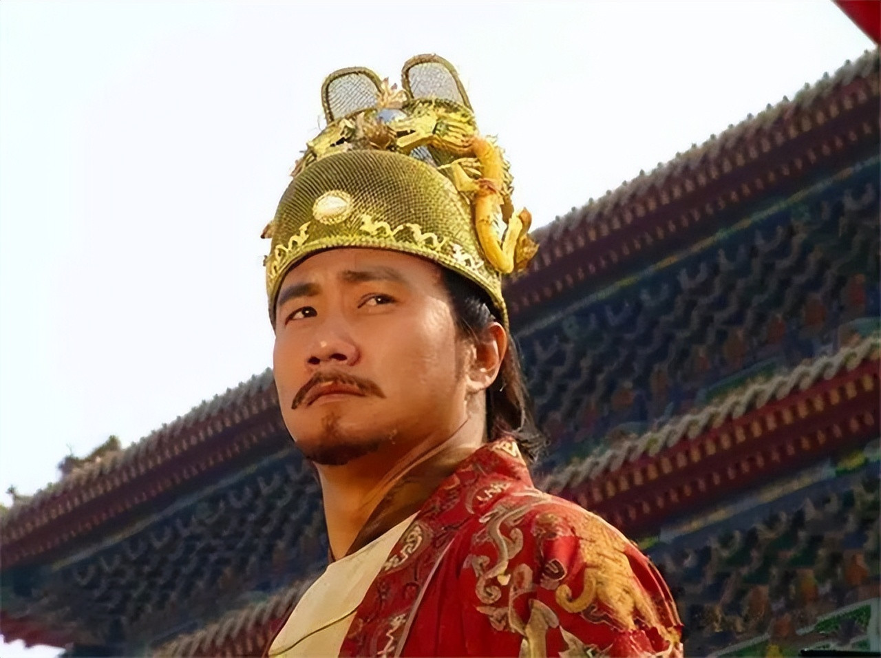 洪武年间，一位少妇趁丈夫不在家和校尉偷情，正当两人火热时，少妇的丈夫突然返回家中