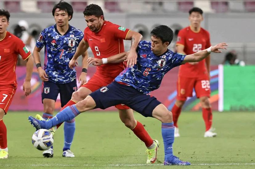 面对中国足球的不堪状况，很多球迷都有“为什么14亿人就选不出11个踢球的？”就和