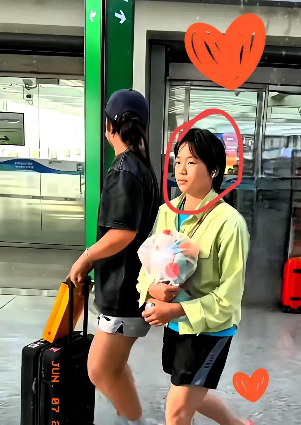 全红婵走啦，和很多人预想的不同。她既没退出国家队，也没告别赛场，而是回广州训练去