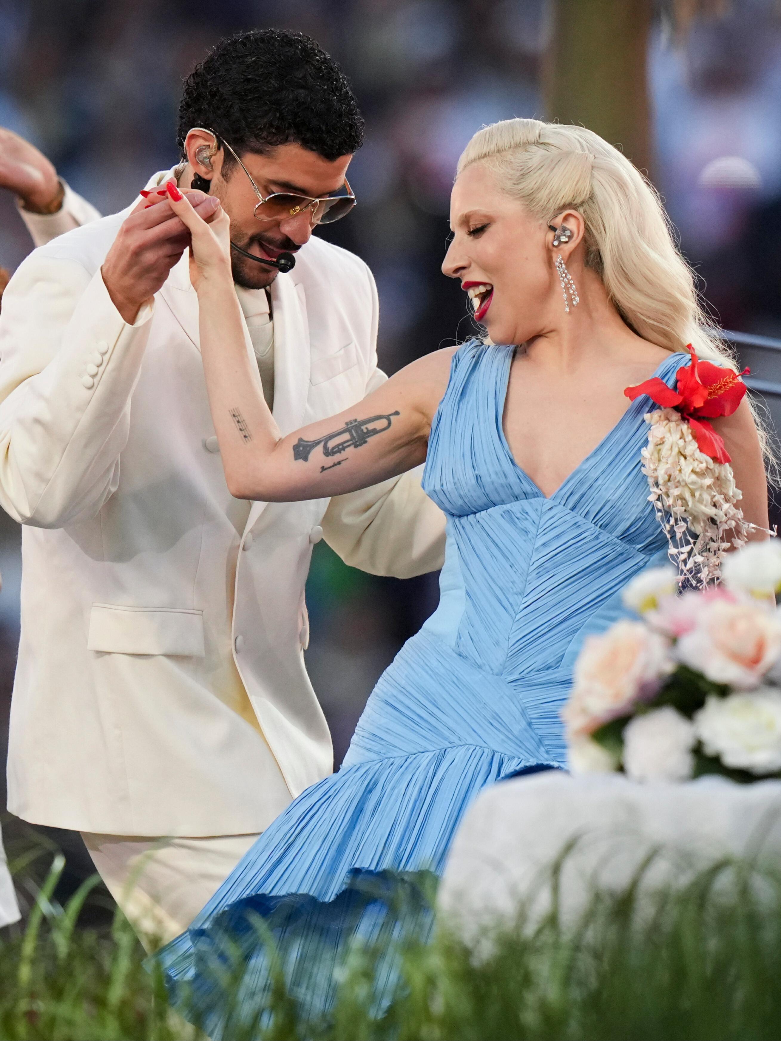 穿Zara登上超级碗中场秀刚拿下格莱美大奖的波多黎各说唱歌手BadBunny