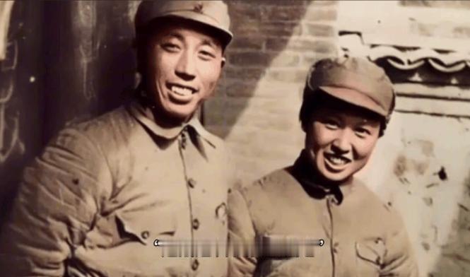 1937年，王震到师部开会，与首长身后女同志握手时，周围突然发出一片掌声，他脸红