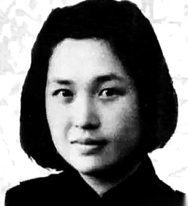 1941年，死牢。一个嚣张跋扈的监狱长，对着刚关进来的柔弱女孩露出不怀好意的笑