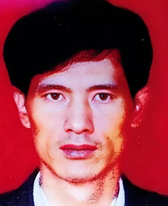 1979年夏天，辽宁铁岭柴河沿发生了一场激烈的枪战。六名警察死了，两个歹徒也被打