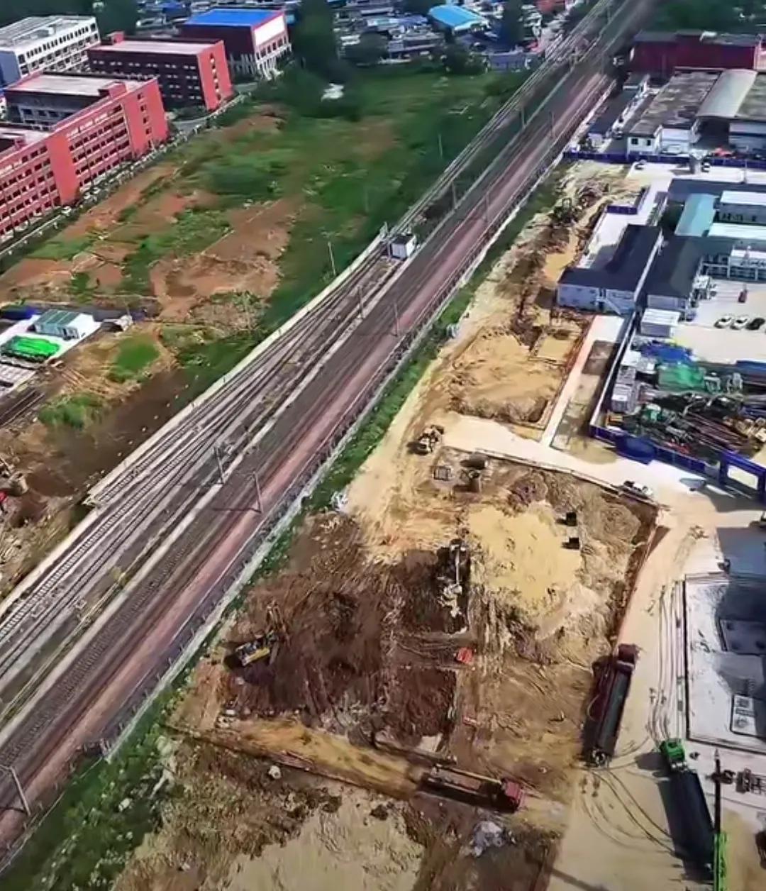 大好事！4月24日，南阳市张衡西路与焦柳铁路立交桥施工现场一片热火朝天，机器隆隆