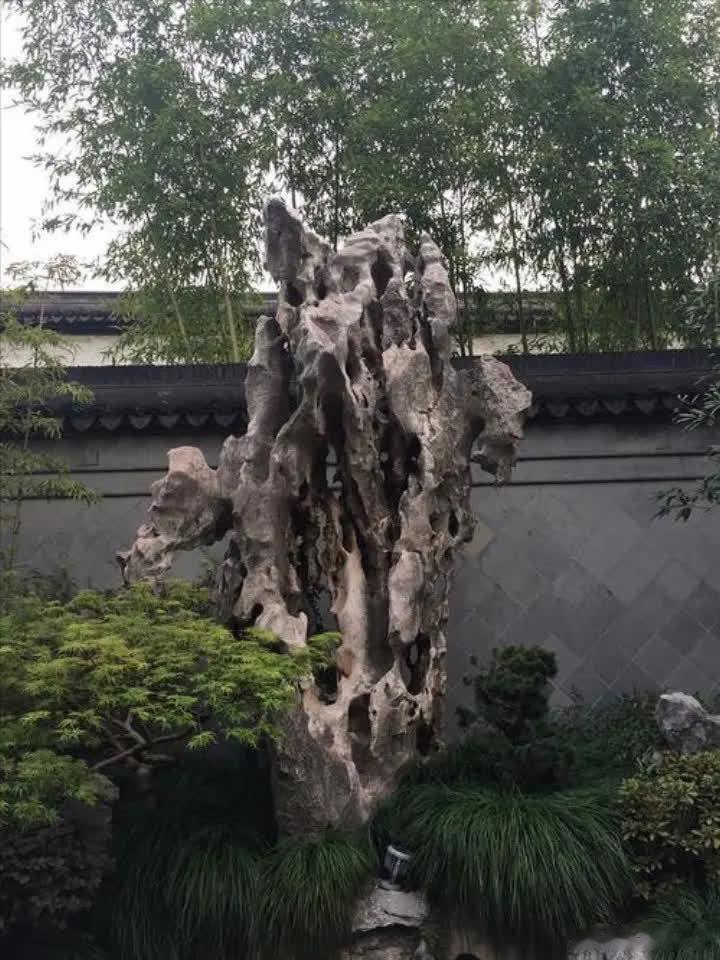 2003年，张国荣跳楼身亡，梁朝伟哭到崩溃，一天，他忍不住拨通了张国荣的电话，没
