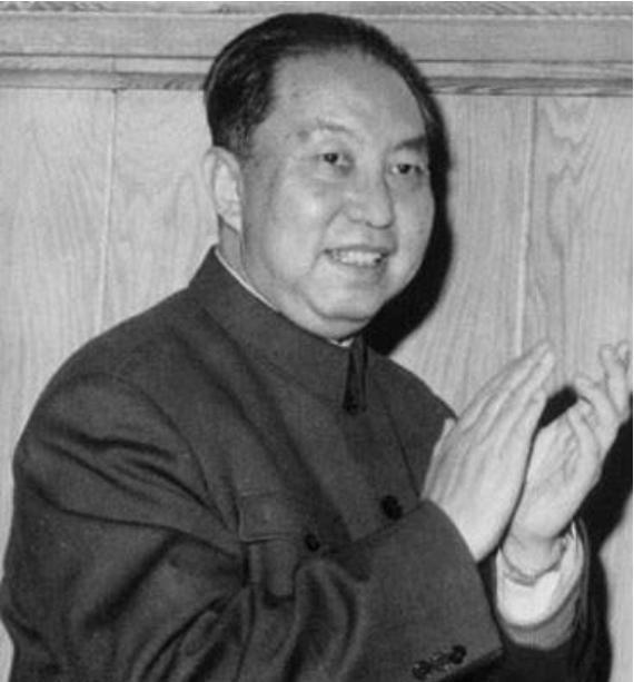 华国锋退休后晚年生活安逸，邻居称他们很幸福，还热情接待家乡人，用家乡土话交流！