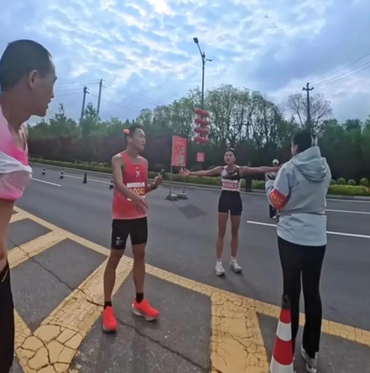 高平马拉松判罚争议！黄菲无辜被罚，规则执法为何如此双标？高平马拉松这波判罚