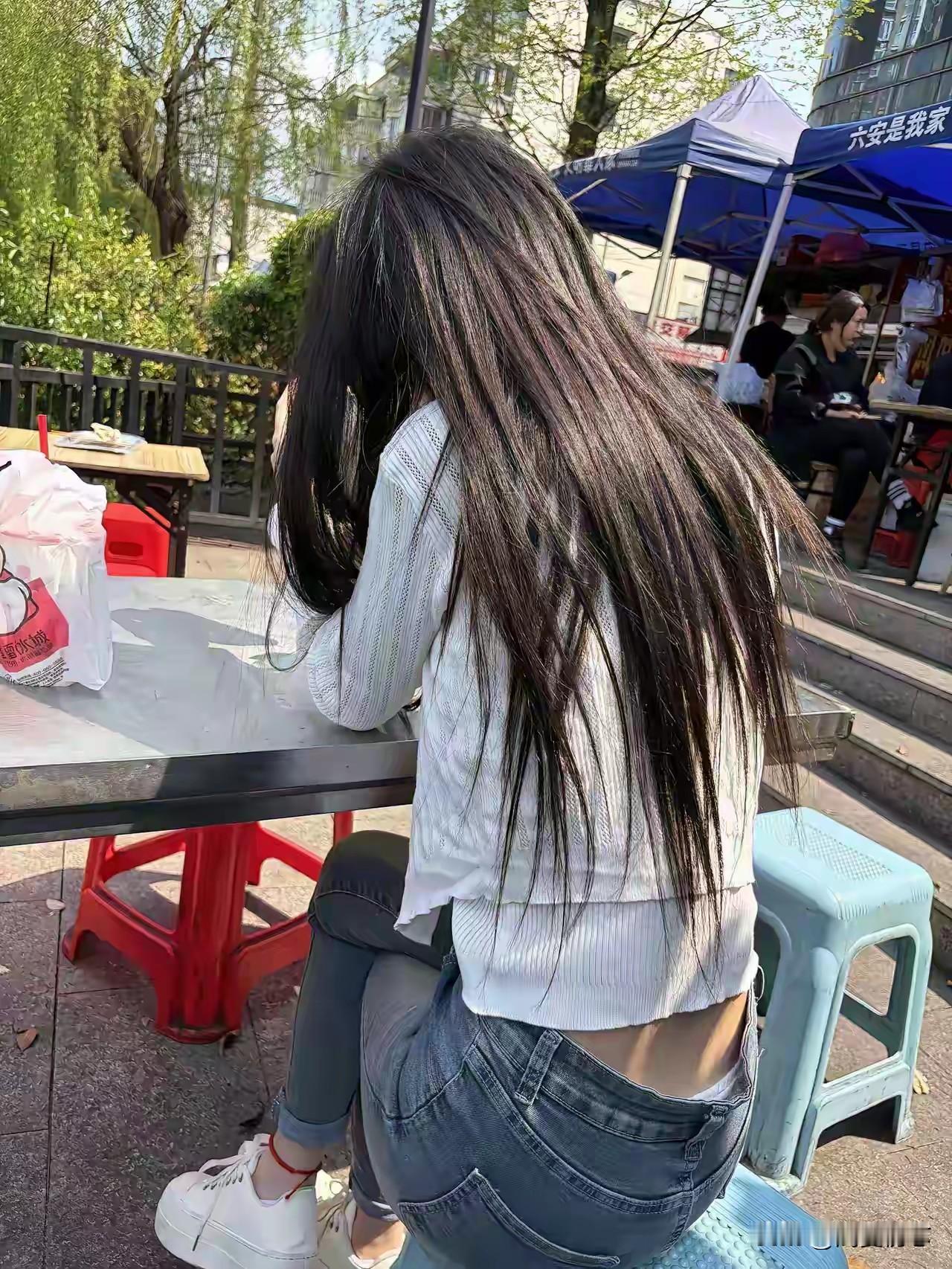 阳光洒落，独自享受宁静的午后时光