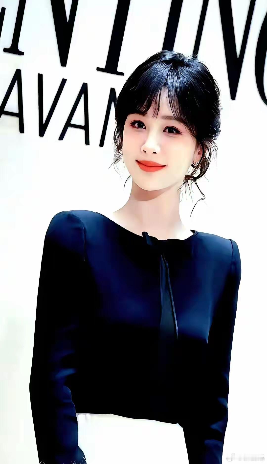 杨紫的直角肩，真不是天生的。最近好多人都在聊杨紫的体态，那个直角肩、天鹅颈，跟以