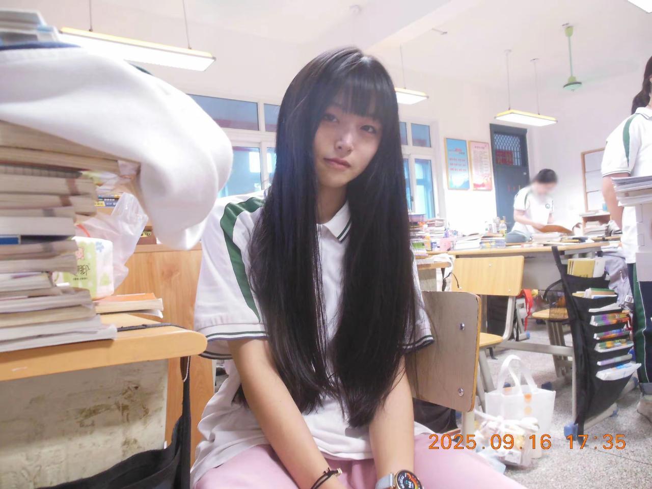 教室里坐个女孩，书堆满桌子。少女读书图教室座位教室美女差生座位书里的美女