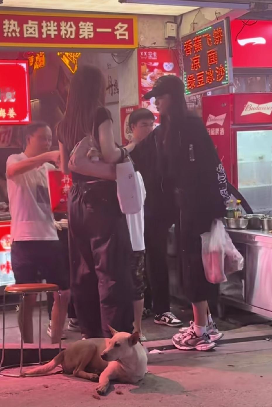怪不得都说李小冉是大美女在剧里没多大感觉这街拍真的感受到了：条顺肤白貌美