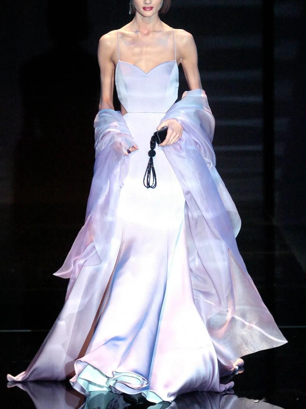 2005年1月24日，阿玛尼带着ArmaniPrivé亮相巴黎高定周，出道即巅