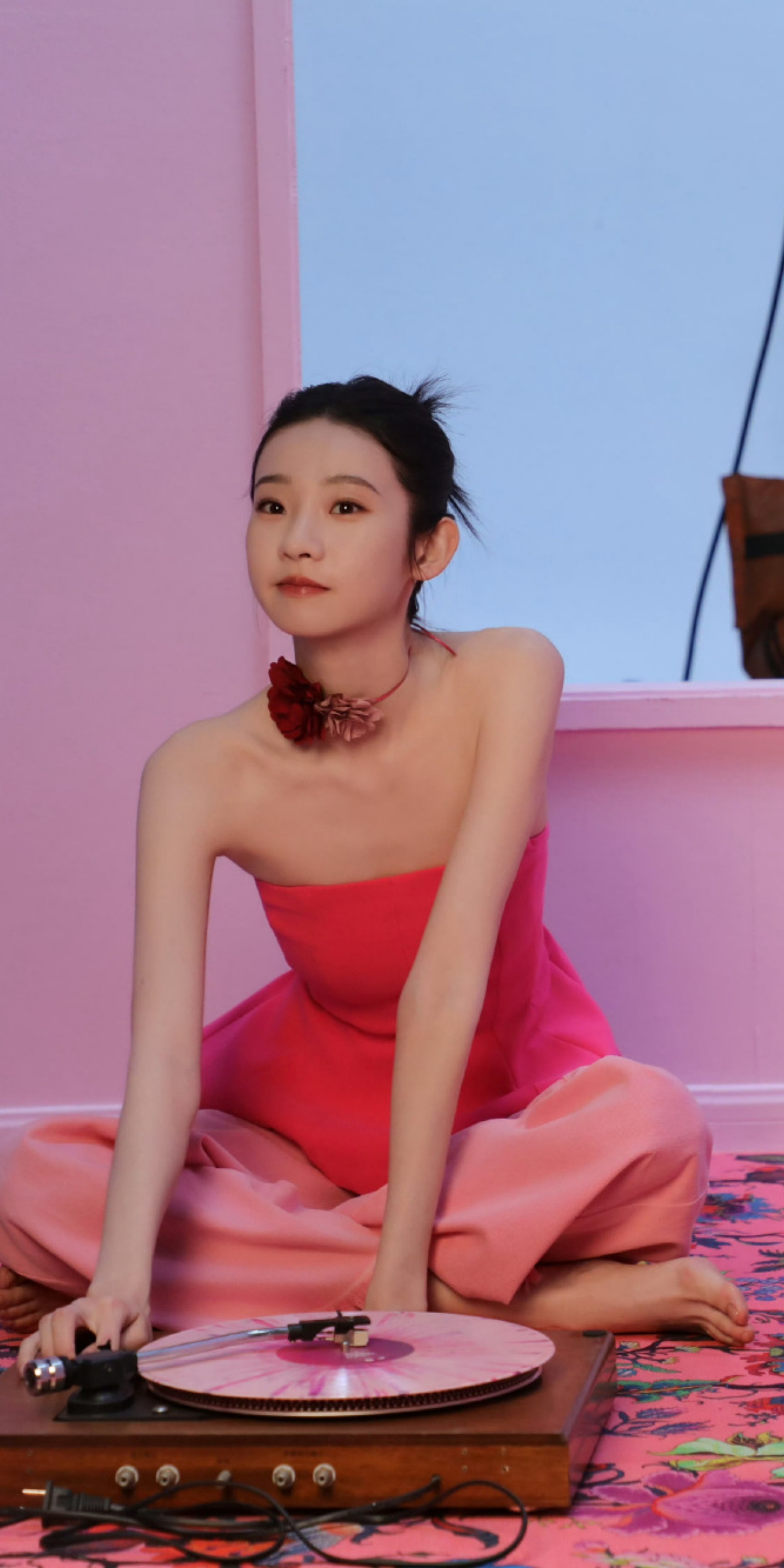 张艺凡初夏穿搭，红粉少女。张艺凡