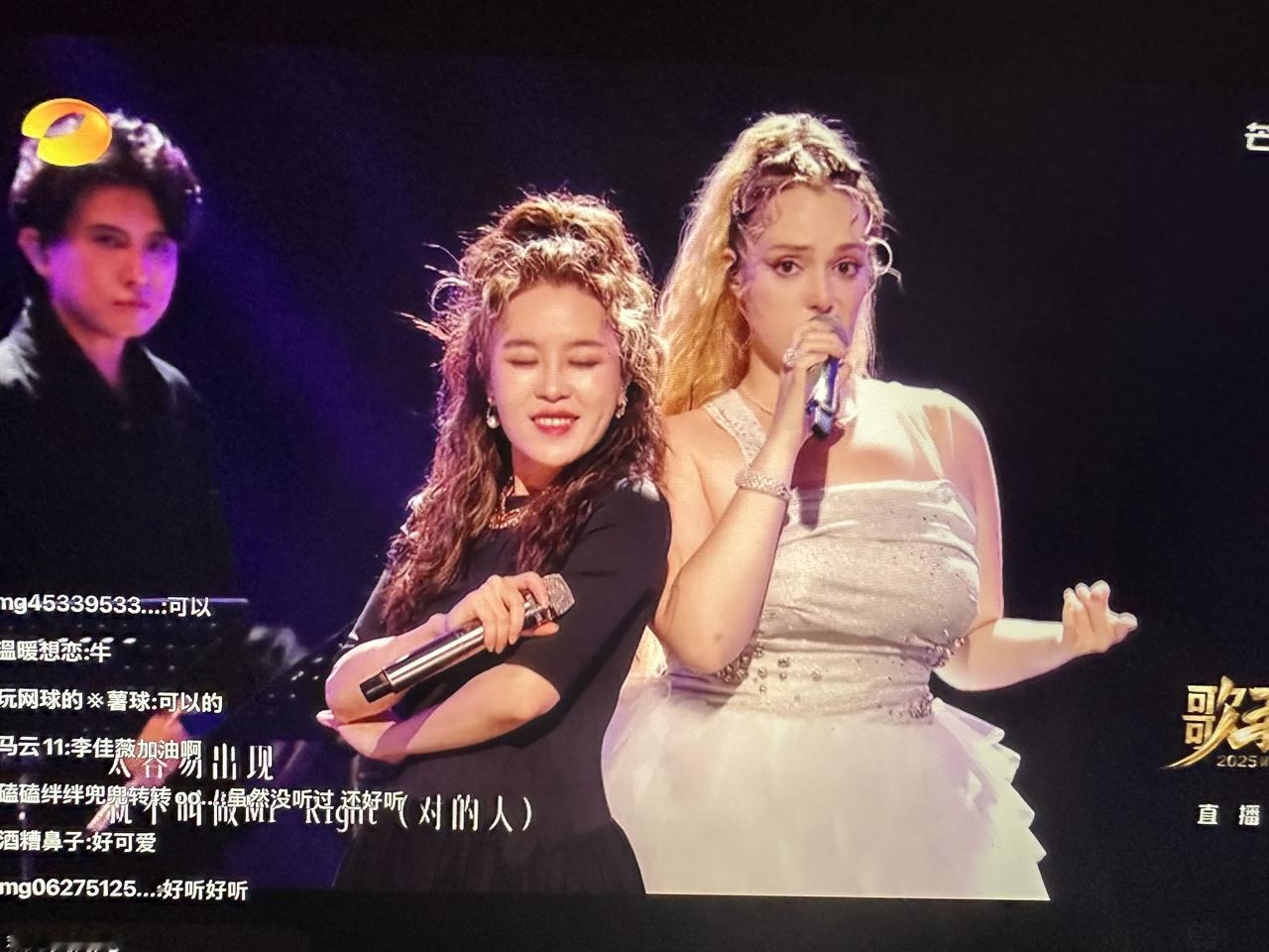 Grace今晚的舞台轻松自如，诚意满满。这个小姐姐中文歌竟然咬字还这么棒。舞