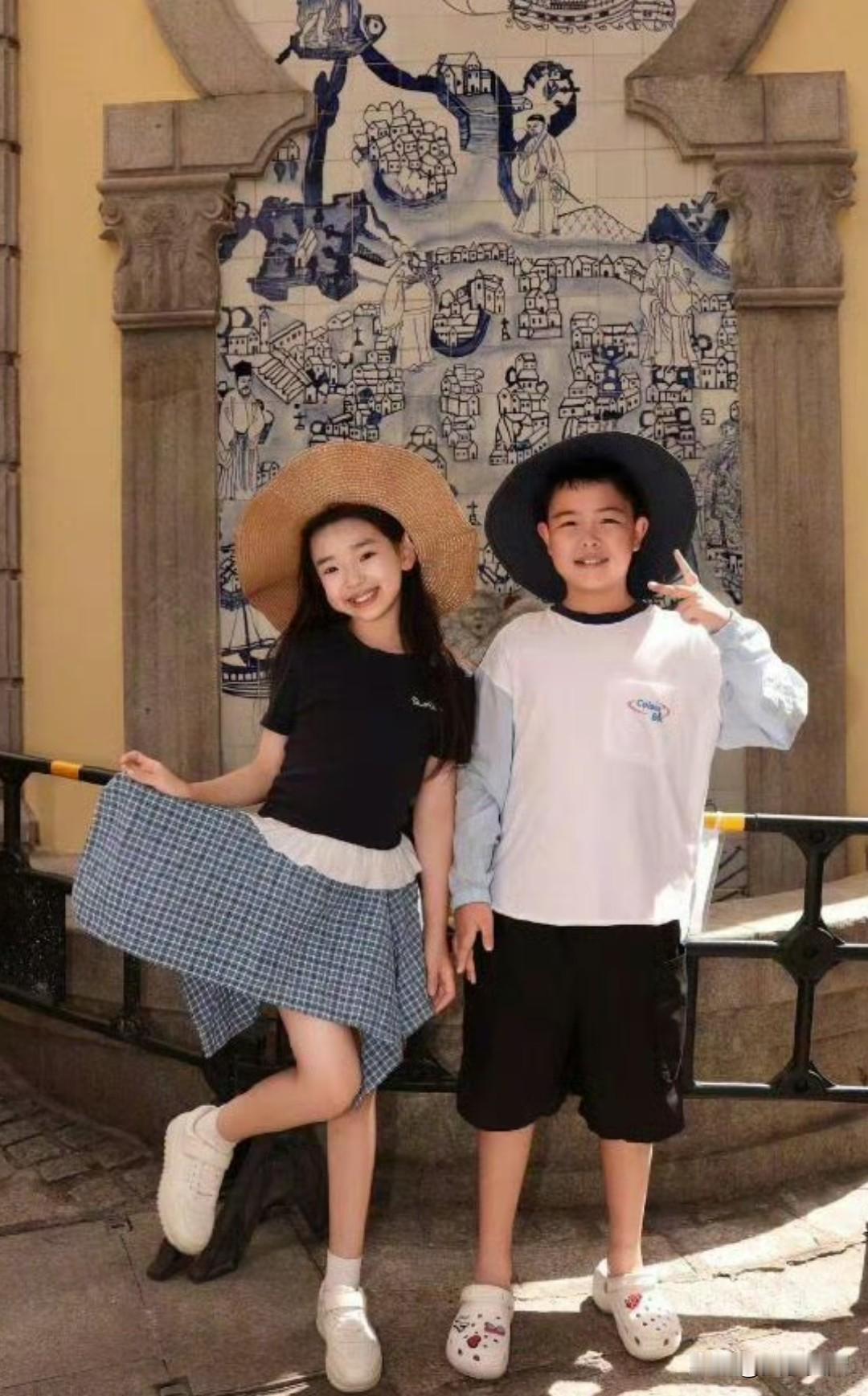 网友逛街偶遇了小酒窝和朵朵，我也想偶遇这么可爱的小朋友！！！​​​
