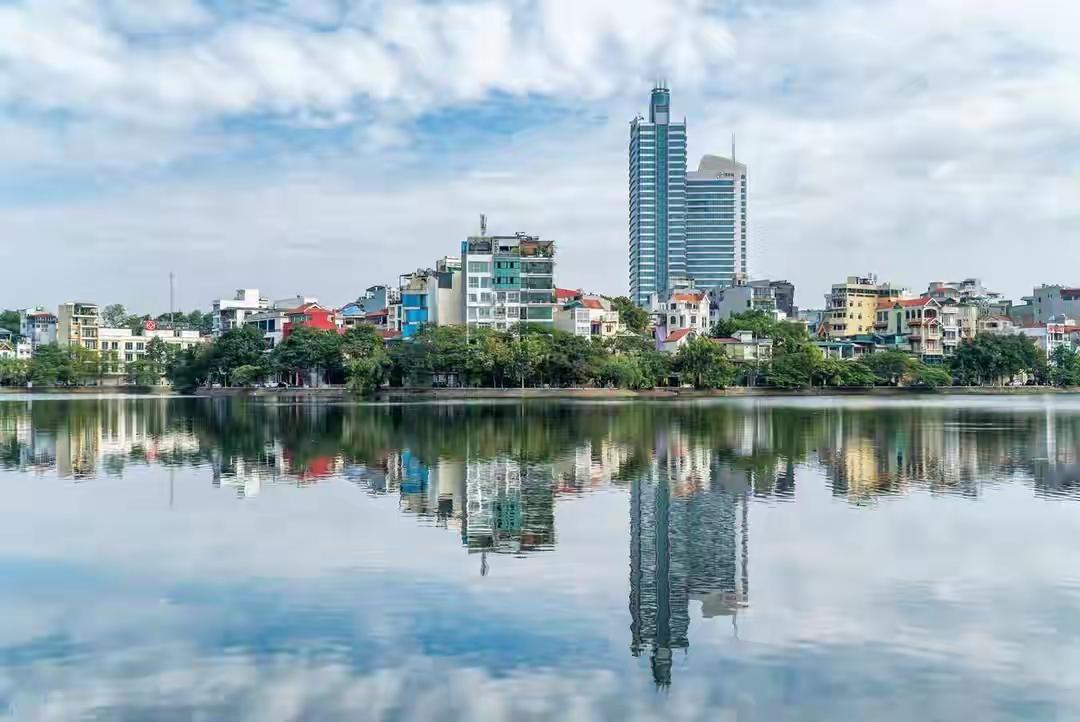 在河内一家咖啡馆坐下，邻桌女孩刚买了个两万的包。她月收入大概八千块人民币。2