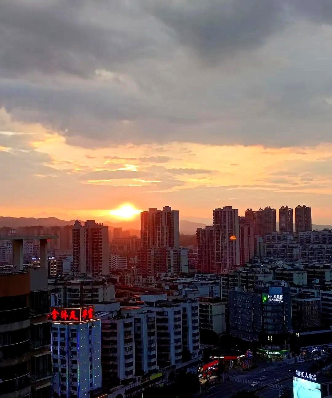 我亲家老两口都是东莞本地人，房子多，钱多，对我们可大方呢。张姐每回跟老乡聚会，