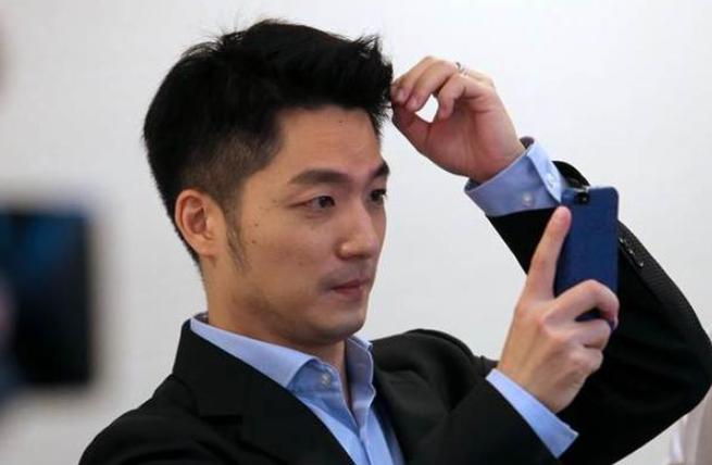 蒋万安是聪明人！蒋万安没再说什么。上午的握手通稿还在网上，中午他就去