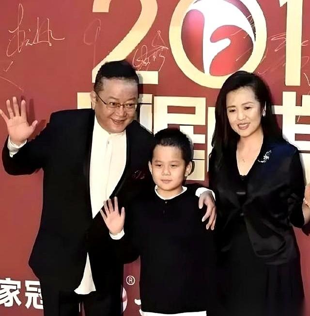 最近关于77岁王刚的一则网络传闻，直接掀开了这位老戏骨晚年生活的底牌。这位在古董