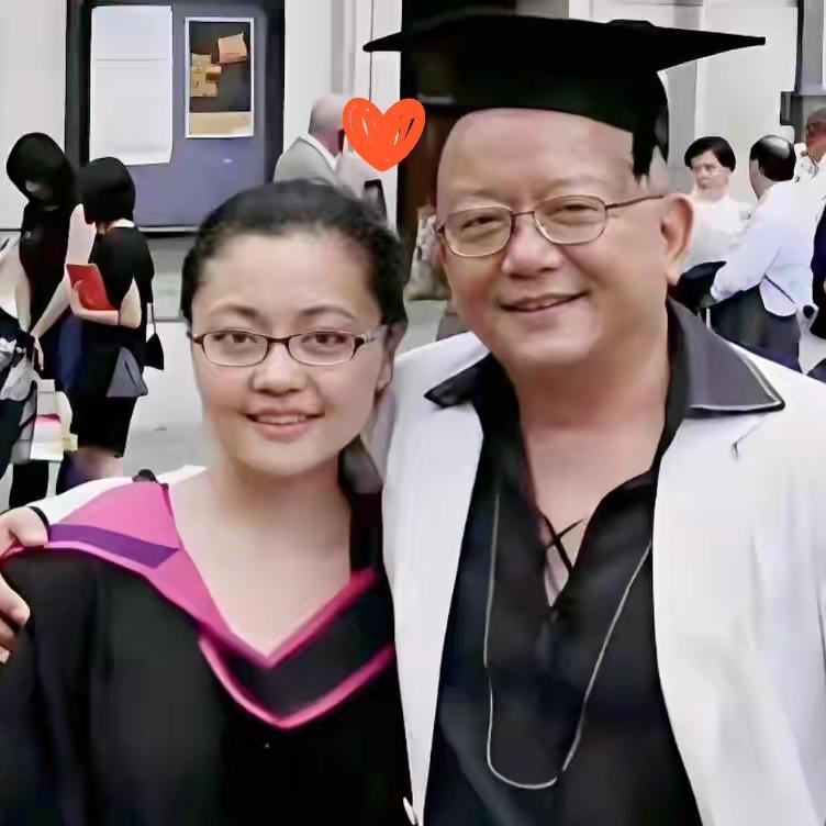 王刚之女王婷婷中秋轮流跑父母两家过节，结果竟被网友骂她嫌贫爱富，没想到中秋