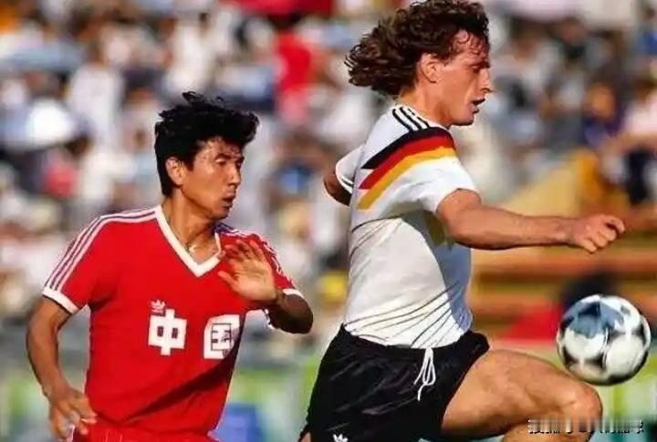 1985年5月19日，中国足球经历了著名的"5·19事件"，国家队在北京工体1-