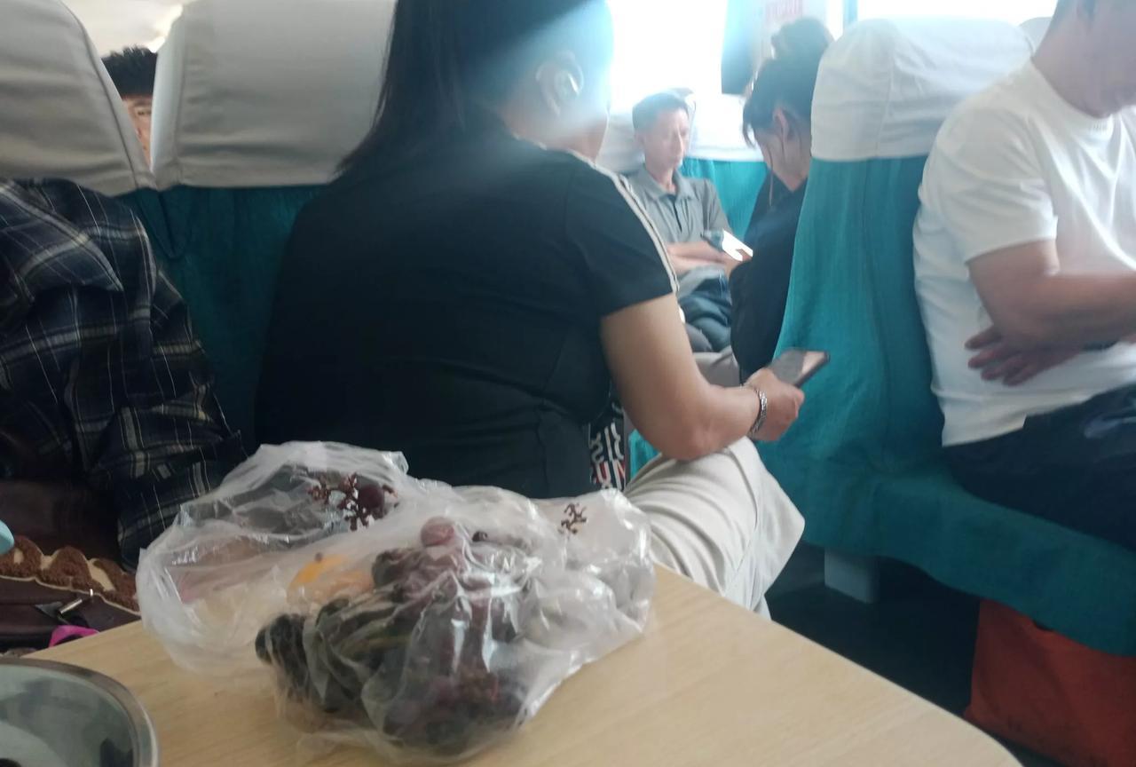 [坐火车看见脱鞋女，周围乘客不问，乘务员不管，这种人素质是真差啊！]今天上午从长