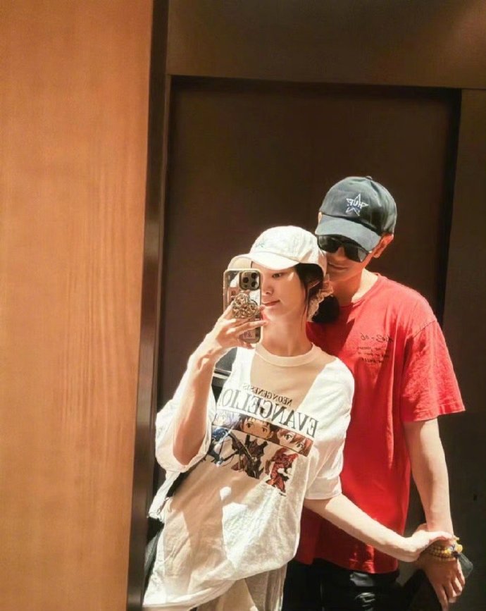 两人一起手拉手逛街，感觉黄子韬对徐艺洋是生理性喜欢，不敢想象以后徐艺洋的儿女人生