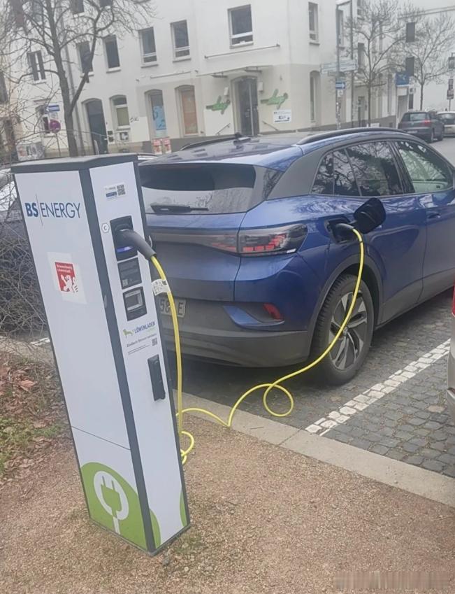 这是充电进化出来的新方式嘛，防止线被偷所以自己备线？​​​