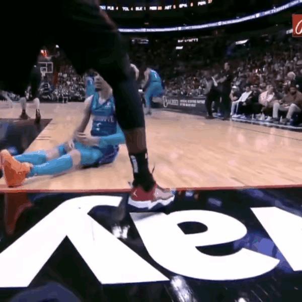 太恶劣了，球品太差，人品好不到哪里去。这种故意去拉人脚的行为，如果只是一次，还