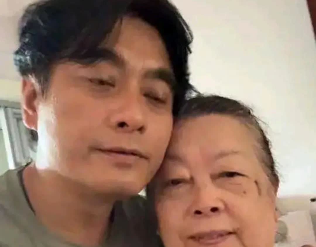 陈龙父母都有退休金，儿子拍这么多年戏积蓄也不少，四十多度还坚持不肯开空调，热得汗