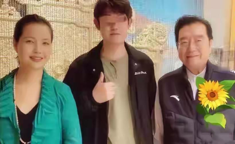 58岁的梦鸽曾是备受尊敬的国家一级演员，却因当年对儿子李天一过度溺爱、纵容犯错，