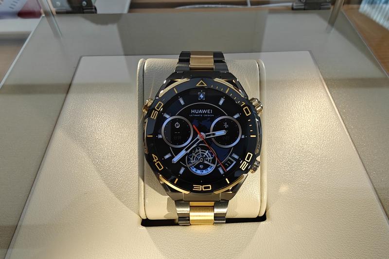华为在11月25日新品发布会上推出的非凡大师紫金款手表，售价24999元。这价格